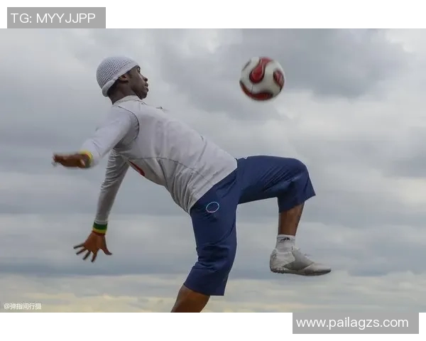 足球明星化身路人街头现身引发粉丝热议与追捧 足球明星化身路人街头现身引发粉丝热议与追捧