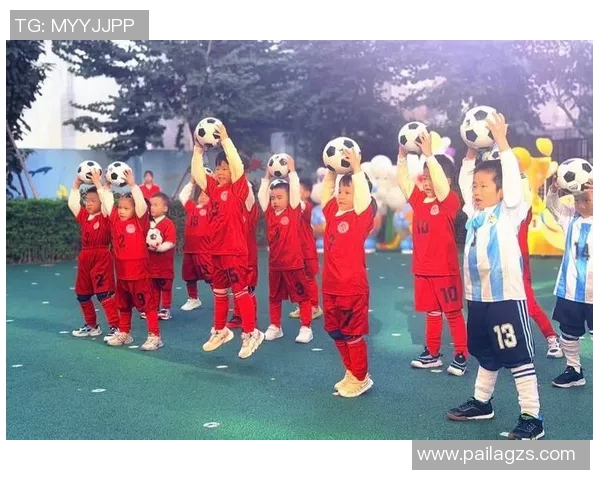 两小孩热情点名心目中的足球明星展现童真与梦想